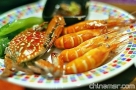 7、海鮮品不能隔夜！

　　不該食用的隔夜食物有魚、海鮮、綠葉蔬菜、涼拌菜等。

　　魚和海鮮隔夜后易產(chǎn)生蛋白質(zhì)降解物，會損傷肝、腎功能。綠葉蔬菜中含有不同量的硝酸鹽，烹飪過度或放的時間過長，不僅蔬菜會發(fā)黃、變味，硝酸鹽還會被細菌還原成有毒的亞硝酸鹽，有致癌的作用。涼拌菜由于加工的時候就受到了較多污染，即使冷藏，隔夜后也很有可能已經(jīng)變質(zhì)，應(yīng)現(xiàn)制現(xiàn)吃。


