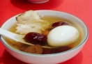 惡習八：營養(yǎng)品代替天然食品

很多人越來越重視營養(yǎng)，這是好事，但濫用營養(yǎng)品，好事就變成壞事。把蛋白粉當飯吃，把維生素當水果和蔬菜，認為吃了這些營養(yǎng)品，身體就會長保健康。更有不少人認為，維生素類藥物對身體有益，多吃點無妨，實則不然。例如，大量的維生素c與腎結(jié)石形成有關(guān)，加強營養(yǎng)，原則上應(yīng)從飲食調(diào)節(jié)入手。如果飲食不夠，確需補充時，應(yīng)該由相關(guān)專家給予建議，切不可濫補。
