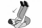 2、仰卧屈腿若想尝试对柔韧性要求较高的性爱体位，就该多练习这一方法，加强下背部和下腹部力量。仰卧，双腿弯曲、双手抱腿，尽量用膝盖去触碰胸部。每次至少坚持30秒，次数越多越好。