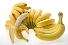 9、消除瘙痒。

　　香蕉皮中含有抑制细菌生长繁殖的蕉皮素，脚汗、手足癣等引起的皮肤瘙痒症都可用香蕉皮贴敷患处，消除瘙痒。

