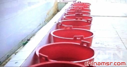 新建县不少中小学校的厕所内突然摆满了红色的塑料桶