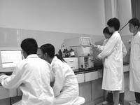 某高校学生在上药理课，他们何时能真正成为产学研合作链上的一环？图片来源：泰山医学院