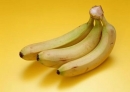 1、香蕉

　　香蕉500克，饭前一次食完，每日1-2次，连服数日。主治热秘者。

　　2、柑桔

　　柑桔含丰富的纤维素及多种营养素，能促进胃肠蠕动和消化，又降血脂、降血压。适量食用有一定疗效。