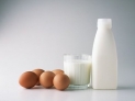 　错误搭配三：牛奶+鸡蛋

牛奶加鸡蛋是现代很多人喜欢的一种西式的早餐，认为牛奶跟鸡蛋都有充分的营养和蛋白质来补充人体所需，但是这种想法是不全面的。人体对早餐的需要不仅仅是营养和蛋白质，还需要充足的碳水化合物，充足的碳水化合物才能给人体提供一个早上足够的能量。牛奶加鸡蛋都没有足够的碳水化合物可以提供，所以我们在选择高蛋白质和高营养的早餐时，还要增加一些高碳水化合物的食物。

