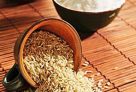 NO.7 大米：346 大卡(100克)

　　稻米是中国人的主食之一，由稻子的子实脱壳而成。稻米中氨基酸的组成比较完全，蛋白质主要是米精蛋白，易于消化吸收，无论是家庭用餐还是去餐馆，米饭都是必不可少的。

　　稻米按照品种类型分为籼米、粳米和糯米三类。大米中各种营养素含量虽不是很高，但因人们食用量大，故其也具有很高营养功效，是补充营养素的基础食物；米粥具有补脾、和胃、清肺功效。

