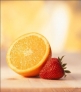 柑橘止咳化痰

　　橘子含有丰富的柠檬酸、维生素以及钙、磷、镁、钠等人体必需的元素。它具有生津止咳的作用，用于胃肠燥热之症;有和胃利尿的功效，用于腹部不适、小便不利等症;有润肺化痰的作用，适于肺热咳嗽之症。橘子性平和，因此，即使病人也可适当食用。通常选择中等偏小，果形端正，表面光滑且上面的油胞点细密的较好。

　　食用贴士：吃柑橘千万别把橘瓤外白色的筋络扯掉，这一部分对人体的健康非常有益。中医认为，橘络具有通络化痰、顺气活血之功，不仅是慢性支气管炎、冠心病等慢性疾病患者的食疗佳品，而且对久咳引起的胸部疼痛