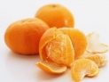柑橘止咳化痰

　　橘子含有丰富的柠檬酸、维生素以及钙、磷、镁、钠等人体必需的元素。它具有生津止咳的作用，用于胃肠燥热之症;有和胃利尿的功效，用于腹部不适、小便不利等症;有润肺化痰的作用，适于肺热咳嗽之症。食用贴士：吃柑橘千万别把橘瓤外白色的筋络扯掉，这一部分对人体的健康非常有益。中医认为，橘络具有通络化痰、顺气活血之功，不仅是慢性支气管炎、冠心病等慢性疾病患者的食疗佳品，而且对久咳引起的胸部疼痛不适还有辅助治疗作用。
