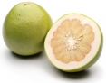 柚子助降糖

　　柚子在水果中属含糖量较低的，本就适合糖尿病人。柚皮素是一种抗氧化剂，正是它让柚子具备了独特的苦味，不仅能提高人体对胰岛素的敏感性，还能在糖尿病患者吃下柚子后，使其肝脏燃烧更多的脂肪，让体重保持在正常范围，从而起到类似于非诺贝特(调脂药)和罗格列酮(降糖药)的作用。食用贴士：一般人每天食用量最好别超过200克，一天一大瓣即可。中医认为，柚子性寒，因此，身体虚寒的人不宜多吃。

