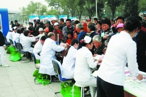 人保健康北京分公司与平谷区政府、平谷区卫生局、平谷区中医院开展了高血压日宣传咨询专题活动。