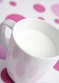 1、牛奶

　　牛奶是一种近乎完美的营养品。它富含蛋白质、钙，及大脑所必需的氨基酸。牛奶中的钙最易被人吸收，是脑代谢不可缺少的重要物质。此外，它还含对神经细胞十分有益的维生素B1等元素。如果用脑过度而失眠时，睡前一杯热牛奶有助入睡。

