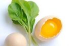 2、鸡蛋

　　大脑活动功能，记忆力强弱与大脑中乙酰胆碱含量密切相关。实验证明，吃鸡的妙处在于：当蛋黄中所含丰富的卵磷脂被酶分解后，能产生出丰富的乙酰胆碱，进入血液又会很快到达脑组织中，可增强记忆力。国外研究证实，每天吃1、2只鸡蛋就可以向机体供给足够的胆碱，对保护大脑，提高记忆力大有好处。

