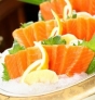 5、三文鱼。

　　去年世界卫生组织发表的一项调查，指出日本人是亚洲区中最长寿的一群。这项殊荣当然要归功于日本人崇尚低脂肪饮食，多吃三文鱼和多喝绿茶的习惯。三文鱼的脂肪乃奥米茄3号脂肪酸，属有益的类别。
