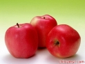　　5. 苹果

　　苹果是最好的零食，因为它味甜、多汁、丰富的纤维让人有饱腹感。

　　大多数维生素和矿物质都藏在它的表皮中，比如维生素A和C、钙、钾，叶酸和铁。

　　所以，如果你将皮削掉的话，就将所有的营养都扔掉了。

　　如果可以的话，最好选择有机苹果，并将其整个红皮或绿皮嚼碎。

