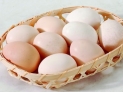 5、吃完鸡蛋后不要立即喝豆浆

　　每天早晨，做妈妈的都会为孩子精心准备早餐。希望孩子可以在清晨得到充足的营养。所以很多妈妈都会在豆浆中打入鸡蛋花。或者在孩子吃完鸡蛋后让孩子用豆浆解渴。其实，单独饮用有很强滋补作用的豆浆含有一种特殊物质叫胰蛋白酶，它与蛋清中的卵松蛋白相结合，会造成营养成分的损失，降低二者的营养价值。

　　吃蛋小贴士

　　吃鸡蛋要适量

　　尽管鸡蛋的经验价值高，但是鸡蛋不是吃越多就越好。多吃鸡蛋容易造成营养过盛、导致肥胖。增加肝脏与肾脏的负担。而蛋白质过剩会使尿素制造系统负荷过重，食