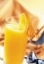 酸性饮料能够刺激食道，使感觉神经受到刺激，刺激的部位就会变得红肿。如果你早晨起来后，第一件事就是喝下一大杯柑橘汁，就会提高胃肠内的酸性。如果此时你喝的是含有高浓度果糖的甜柠檬水，那就更要注意了，因为摄入过量的糖会造成腹泻。

　　对策：柑橘汁含有大量的维生素C，适宜经常饮用，只要选对饮用的时间就不用担心刺激食道的问题了。饮用柑橘汁之类酸果汁的最佳时间是随餐，或者在两餐之间。

