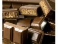 1、

　　巧克力

　　巧克力会使情绪失控。巧克力会造成情绪更加不稳与嗜糖，除了会发胖之外，也会增加对维他命B的需求。同时，糖会消耗身体内维他命B与矿物质，并使人更爱吃糖类食物。进食高糖类的甜食，不但无法改善经期不适症状，反而可能因为血糖不稳定，影响体内荷尔蒙的平衡，加重不舒服的感觉。