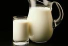 　　推荐五：牛奶

　　牛奶是优质蛋白质、核黄素、钾、钙、磷、维生素B12、维生素D的极佳来源，这些营养素可为大脑提供所需的多种营养。而且冬季是最佳存储能量的季节，多喝牛奶可以保暖。

　　其实就人体自身的机能来说，天冷时身体各个器官的代谢缓慢，运作速度缓慢。若没有加强日常的锻炼，一般处理强度大的工作后就易感疲惫。这就是为什么上班族总感到冬日上班又冷记忆力又不好的原因了。于是本文就给大家推荐5种美食，让大家又能御寒又能补脑，以此提高冬日工作效率。

