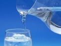 随身带瓶水。轻微缺水会降低身体机能，尤其外出时更要随身带瓶水。