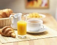 早餐营养丰富。早餐应该包括足够的碳水化合物、蛋白质和少量脂肪。