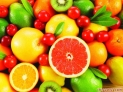 2.多吃蔬果助抗菌
春天是由寒转暖的季节，气温变化较大，细菌、病毒等微生物开始复发，活力加强，容易侵犯人体而致病，所以，在饮食上应摄取足够的维生素和无机盐。小白菜、油菜、柿子椒、西红柿等新鲜蔬菜和柑橘、柠檬等水果富含维生素C，具有抗病毒作用;胡萝卜、苋菜等黄绿色蔬菜富含维生素A，具有保护和增强上呼吸道粘膜和呼吸器官上皮细胞的功能，从而可抵抗各种致病因素侵袭;富含维生素E的食物也应食用，以提高人体免疫功能，增强机体的抗病能力，这类食物有芝麻、青色卷心菜、菜花等。
