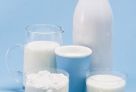 3、喝牛奶的最佳时间
因牛奶含有丰富的钙，中老年人睡觉前饮用，可补偿夜间血钙的低落状态而保护骨骼。
同时，牛奶有催眠作用。
