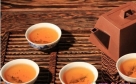 １．餐后１小時(shí)為飲茶最佳時(shí)間
不少人喜歡飯后馬上飲茶，其實(shí)很不科學(xué)。盲目喝茶，不僅起不到保健的作用，甚至?xí)屔眢w越喝越差。因?yàn)椴枞~中的鞣酸可與食物中的鐵結(jié)合成不溶性的鐵鹽，干擾人體對(duì)鐵的吸收，時(shí)間長(zhǎng)了容易誘發(fā)缺鐵性貧血。應(yīng)該說(shuō)，餐后１小時(shí)為飲茶的最佳時(shí)間。還有，喜歡飲茶的人盡量不要空腹飲茶，否則茶會(huì)稀釋胃液，降低消化功能，時(shí)間久了容易引起胃炎。
專(zhuān)家ＴＩＰＳ：每個(gè)月生理期，經(jīng)血會(huì)消耗掉不少體內(nèi)的鐵質(zhì)，在此時(shí)需要多補(bǔ)充含鐵質(zhì)豐富的食物，或者額外補(bǔ)充鐵劑，如果此時(shí)多喝茶的話，會(huì)妨礙腸黏膜對(duì)鐵質(zhì)的吸收，大大降低