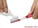 用脱敏牙膏刷牙每日使用脱敏牙膏刷牙两次，每次3分钟。此外，含漱具有脱敏作用的药剂，常用的有3％氯化锶溶液，每日含漱3-4次，每次3分钟，使药液充分接触牙齿过敏区。
