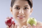  2.闻苹果的香气缓解焦虑。有研究证明，青苹果的味道可以帮助消除焦虑情绪。另有研究发现，闻苹果的味道可以缓解受试者的头痛。研究者推测，这可能是因为苹果的味道可以使人的头颈部肌肉变得放松。