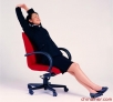  1.伸伸腿给膝盖做润滑。如果你整天坐在办公室里，膝关节就会缺乏关节液这种“润滑剂”，容易导致膝盖疼痛。坐在椅子上伸直双腿，脚跟离地，绷紧膝盖上方的股四头肌，2秒钟后放松，如此重复5遍，就可以起到润滑膝关节的作用。
