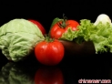 健康饮食法4：多吃含高抗氧化物的有色蔬菜
    抗氧化剂抑制着自由基的形成，甚至有助于修复肌肤的一些已然损害。在健康饮食法1中提到的 2006 年的研究发现，在对比了二十七种蔬菜的抗氧化能力指数后，发现甜菜根、卷心菜、西兰花、红菊苣、红辣椒、黄辣椒等抗氧化能力指数最高，因此它们最具抗氧化潜力。