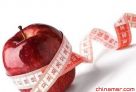 4、助减肥

现代人最担心的是肥胖，于是很多人误认为水果含糖，是热源之一。其实，苹果是低热量水果，经分析，每100克苹果产生热量58千卡，是理想的减肥食物;所含苹果酸可使人体内的脂肪分解，防止体态过胖，并使皮肤柔润嫩滑。

