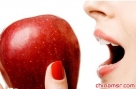 8、强化骨骼

苹果中含有能增强骨质的矿物元素硼与锰。美国的一项研究发现，硼可以大幅度增加血液中雌激素和其他化合物的浓度，这些物质能够有效预防钙质流失。医学专家认为，停经妇女如果每天能够摄取3克硼，那么她们的钙质流失率就可以减少46%，绝经期妇女多吃苹果，有利于钙的吸收和利用，防治骨质疏松。

