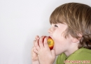 1、促发育

苹果中含锌量很高，锌是人体中许多重要酶的组成部分，是促进儿童生长发育的重要元素。锌还是组成核酸与蛋白质不可缺少的元素，多吃苹果能促进大脑发育，增强智力与记忆力。

