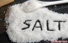 盐。盐摄取过多同样易使人体脱水，令人疲惫显老。盐吃多了也可能引发肾病、高血压以及危害骨骼的新陈代谢等。

