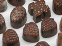3、巧克力
巧克力含大量的可可碱，会让食道括约肌放松，胃酸容易反流进食道。