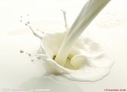 3、空腹喝凉牛奶
空腹喝冰牛奶可通便，一是因为冷的刺激会加速肠道运动，二是牛奶中有大量乳糖，而一半以上中国人都缺乏牛奶吸收所需的乳糖酶。所以喝牛奶后，乳糖没有消化就进入了结肠被迅速排出体外。